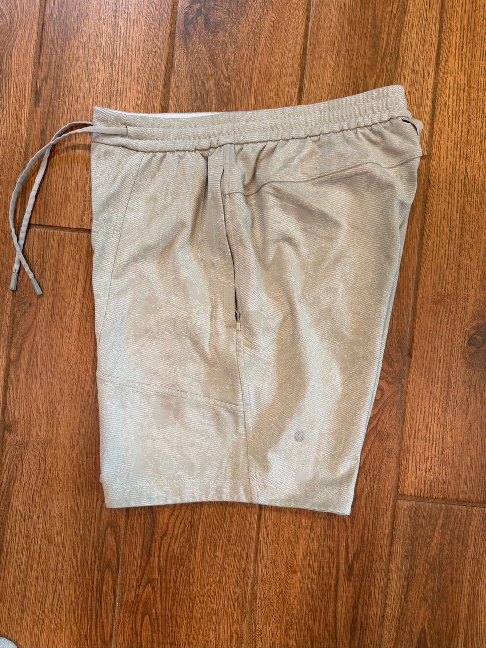 Lululemon Men's Light Gray Athletic Drawstring Shorts 9” pockets / small